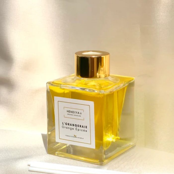 hendiya-organic-skincare-hendiya-lorangeraie-parfum-dambiance-orange-epicee-100-ml-hygiene-maison.jpg HENDIYA L'ORANGERAIE PARFUM D'AMBIANCE ORANGE EPICEE 100 ML – Image 1