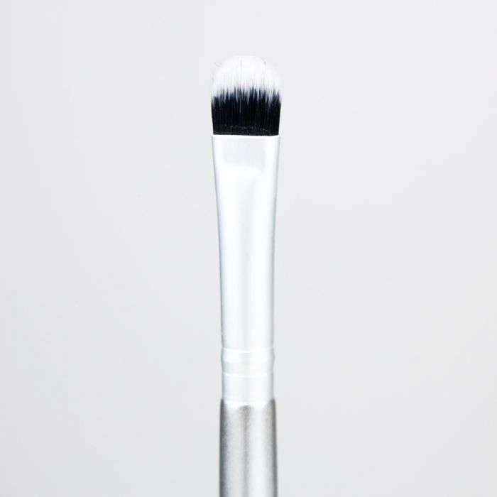 the-balm-the-balm-flat-eyeshadow-brush-accessoires.jpg THE BALM Flat Eyeshadow Brush – Image 1